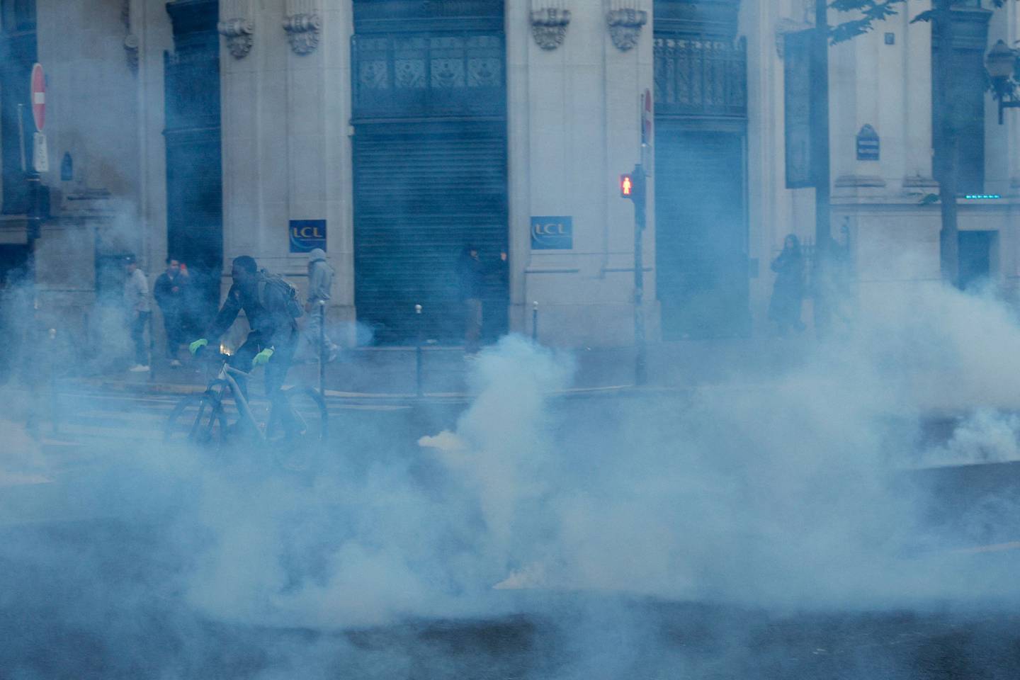 Når tåregassen er tett kan en sykkel være god å ha. Bildet er tatt i Paris 27. mai, da propalestinske demonstranter støtte sammen med fransk politi.